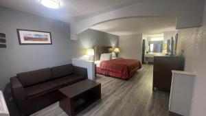Postel nebo postele na pokoji v ubytování Days Inn & Suites by Wyndham Winnie