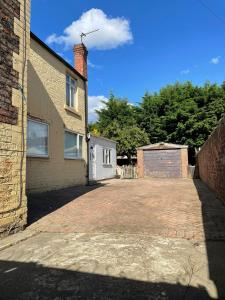 podjazd z cegły obok domu z garażem w obiekcie Elegant Spacious Home w mieście Middlesbrough