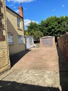 podjazd z cegły przed domem w obiekcie Elegant Spacious Home w mieście Middlesbrough
