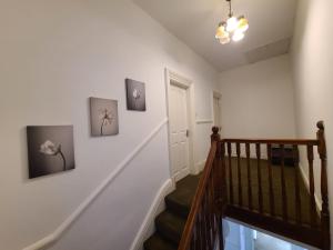klatka schodowa w domu z dwoma zdjęciami na ścianie w obiekcie Elegant Spacious Home w mieście Middlesbrough +1 zdjęcie