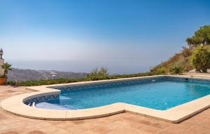 een zwembad in het midden van een patio bij 1 Bedroom Gorgeous Home In Arenas in Arenas +9 foto's