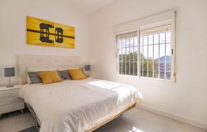 een witte slaapkamer met een bed en een raam bij 1 Bedroom Gorgeous Home In Arenas in Arenas