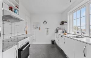 Kuchyň nebo kuchyňský kout v ubytování Beautiful Apartment In Rudkøbing + 14 fotografií