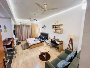 un salon avec un canapé et une table dans l'établissement Peaceful paradise, à Noida 21 autres photos