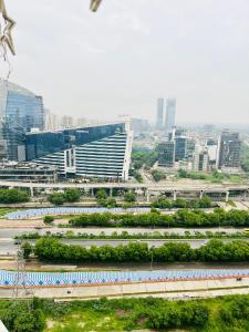 - une vue sur une ville avec des bâtiments et des voies ferrées dans l'établissement Peaceful paradise, à Noida