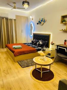 une chambre avec un lit et une table dedans dans l'établissement Peaceful paradise, à Noida