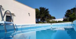 una piscina di fronte a un edificio bianco di L'Humus dei Trulli holiday house a Martina Franca