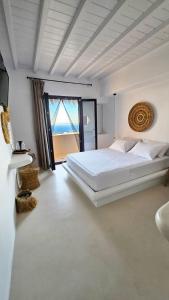 ELLI TROPiCAL LUXURY SUITES SUNSET-INFINITY POOL- SEA SIDE-NEAR CENTER PARKING客房内的一张或多张床位