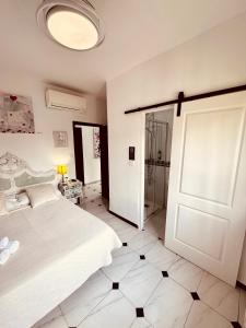 Łóżko lub łóżka w pokoju w obiekcie Hotelito Suecia