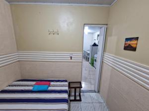 a small bedroom with a bed and a bathroom at FLAT CENTRAL- Ar-Condicionado-Estacionamento in Feira de Santana