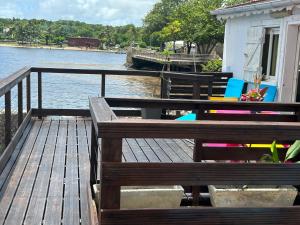 勒穆莱Sunrise的一个带长椅和椅子的木甲板