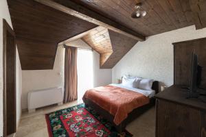 a bedroom with a bed and a television in a room at Bistrička Čaršija in Bijelo Polje