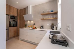 Η κουζίνα ή μικρή κουζίνα στο Spacious Condo 2-Bedroom Apartment Raat