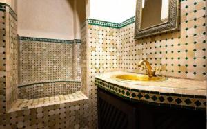a bathroom with a sink and a shower at palais ghaiat in Had Abdallah Rhiat