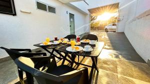ein Tisch mit Tellern voller Essen darauf in der Unterkunft Casa Temporada Rio Quente (Em frente ao Hot Park) in Rio Quente