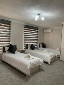 Postel nebo postele na pokoji v ubytování Old City Registan Guest house