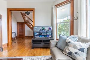 Μια τηλεόραση ή/και κέντρο ψυχαγωγίας στο Charming Capitol Hill Craftsman +34 φωτογραφίες
