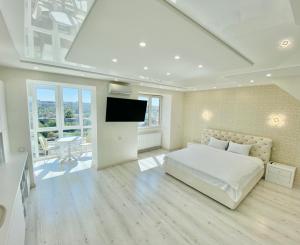 Кровать или кровати в номере Панорамні SKY HOUSE Безключовий доступ!