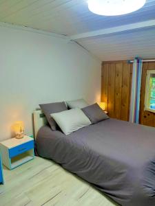 ベルヴォーにあるAppartement dans maison familialeのベッドルーム(大型ベッド1台、ナイトスタンド付)