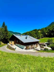 ベルヴォーにあるAppartement dans maison familialeの高台の金属屋根の家 +20枚の写真