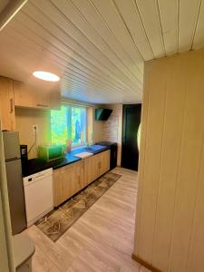 ベルヴォーにあるAppartement dans maison familialeのシンクと冷蔵庫付きのキッチン