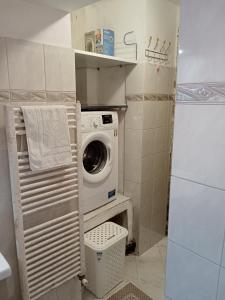 a washer and dryer in a small bathroom at Casa Eden in Ventimiglia