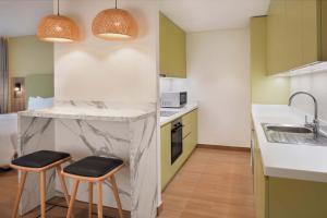Element by Westin City Center Dohaにあるキッチンまたは簡易キッチン