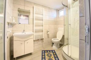 ein Badezimmer mit Toilette, Waschbecken und Dusche in der Unterkunft Zori de zi Breaza in Breaza + 47 Fotos