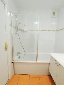 Koupelna v ubytování Appartement 2P à Ivry, aux portes de paris avec parking privé + 14 fotografií