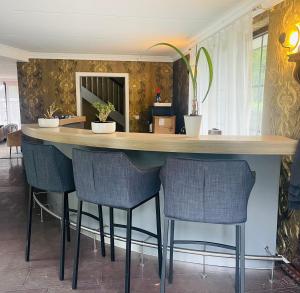 a kitchen with a bar with two stools at Haus 4 Zimmer bei Berlin in Kremmen