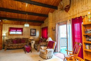ein Wohnzimmer mit Sofa und Tisch in der Unterkunft Kozy Casa in Wawa