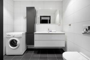 Et bad på ARCTIC HOMES - Premium Aurora Apartment