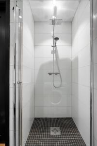 Et bad på ARCTIC HOMES - Premium Aurora Apartment