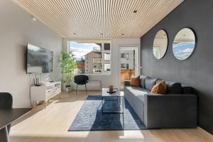 En TV eller et underholdningssystem på ARCTIC HOMES - Premium Aurora Apartment