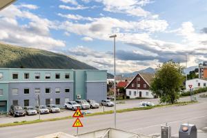 Utsikt mot fjell, enten fra leiligheten eller fra et annet sted
