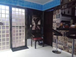 a room with a table and a chair in a room at Quarto 01, com cama de casal, ar condicionado e TV in Coxipó da Ponte