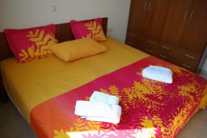 Un pat sau paturi într-o cameră la Manos House