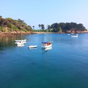 Tre barche galleggianti su un grande corpo d'acqua di La petite maison dans la prairie a Lamballe Armor