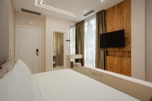 TV in/ali zabaviščno središče v nastanitvi Downtown Hotel