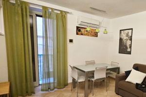 un salon avec une table et un canapé dans l'établissement Cappellieri Home, à Palerme