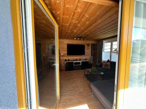 Una televisión o centro de entretenimiento en Ferienwohnung Nockberge