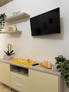 TV a/nebo společenská místnost v ubytování Casa Vacanze La Rosa Gialla