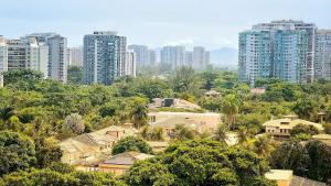 una ciudad con edificios altos, árboles y casas en Lohaip Mediterraneo Barra da Tijuca, en Río de Janeiro