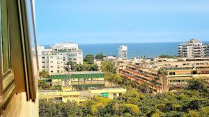 Una vista de una ciudad con edificios y el océano. en Lohaip Mediterraneo Barra da Tijuca, en Río de Janeiro