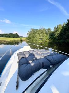 a bed on the back of a boat on a river at Bateaupirate19 in Cornil