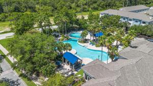 Una vista aérea de una piscina en un resort. en Spacious 3br2ba W Pool Gym Near Airport #4, en Tampa