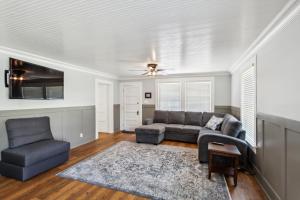 Χώρος καθιστικού στο Charming Downtown McCloud Retreat home