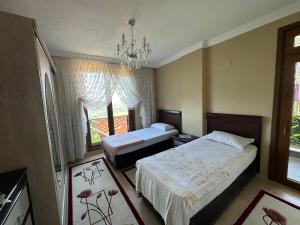 Postel nebo postele na pokoji v ubytování Doğa İle İç İçe Eşsiz Manzaralı Villa