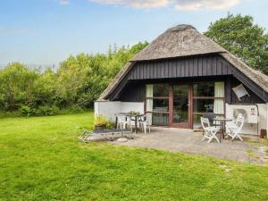 Zahrada ubytování 6 person holiday home in Ulfborg