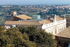 a view of a city with a white building at Carruggiu Casavacanze in Caltagirone